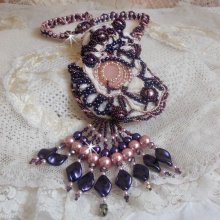 Collana Grace ricamata con un quarzo rosa, una pietra pregiata e perle perlate 